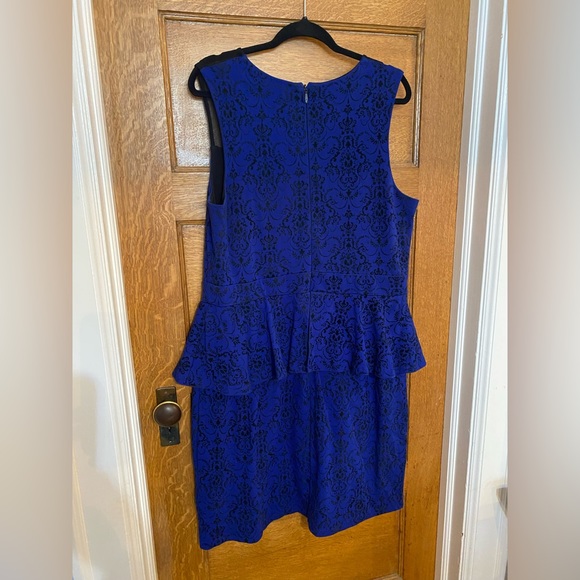 City Chic peplum dress with textured damask print - Picture 5 of 6